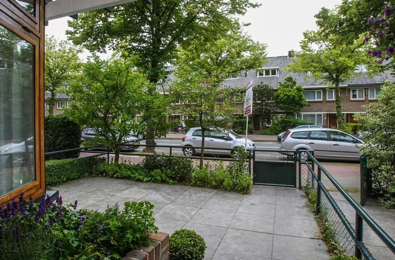 5-bedroom townhouse with garden backing onto park - Image 3