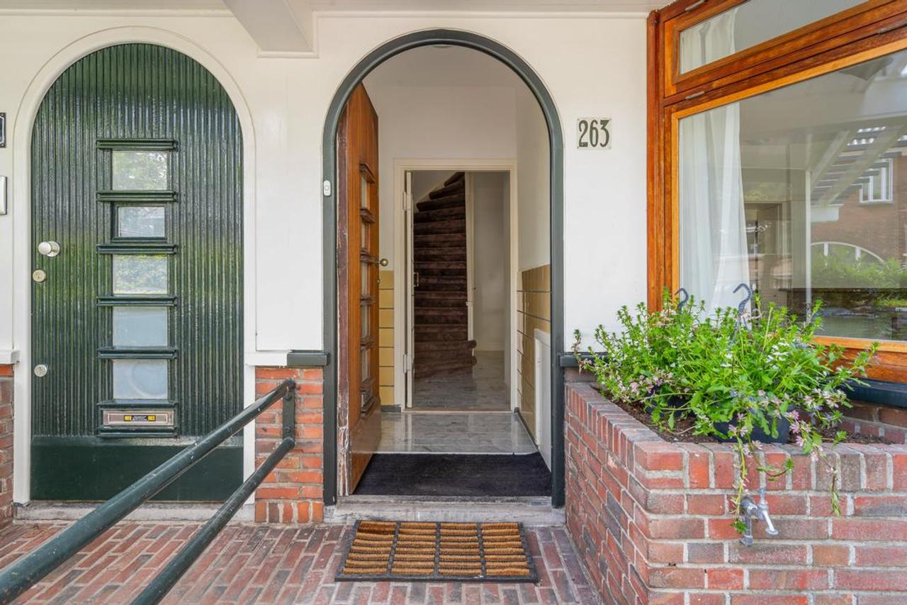 5-bedroom townhouse with garden backing onto park - Image 4