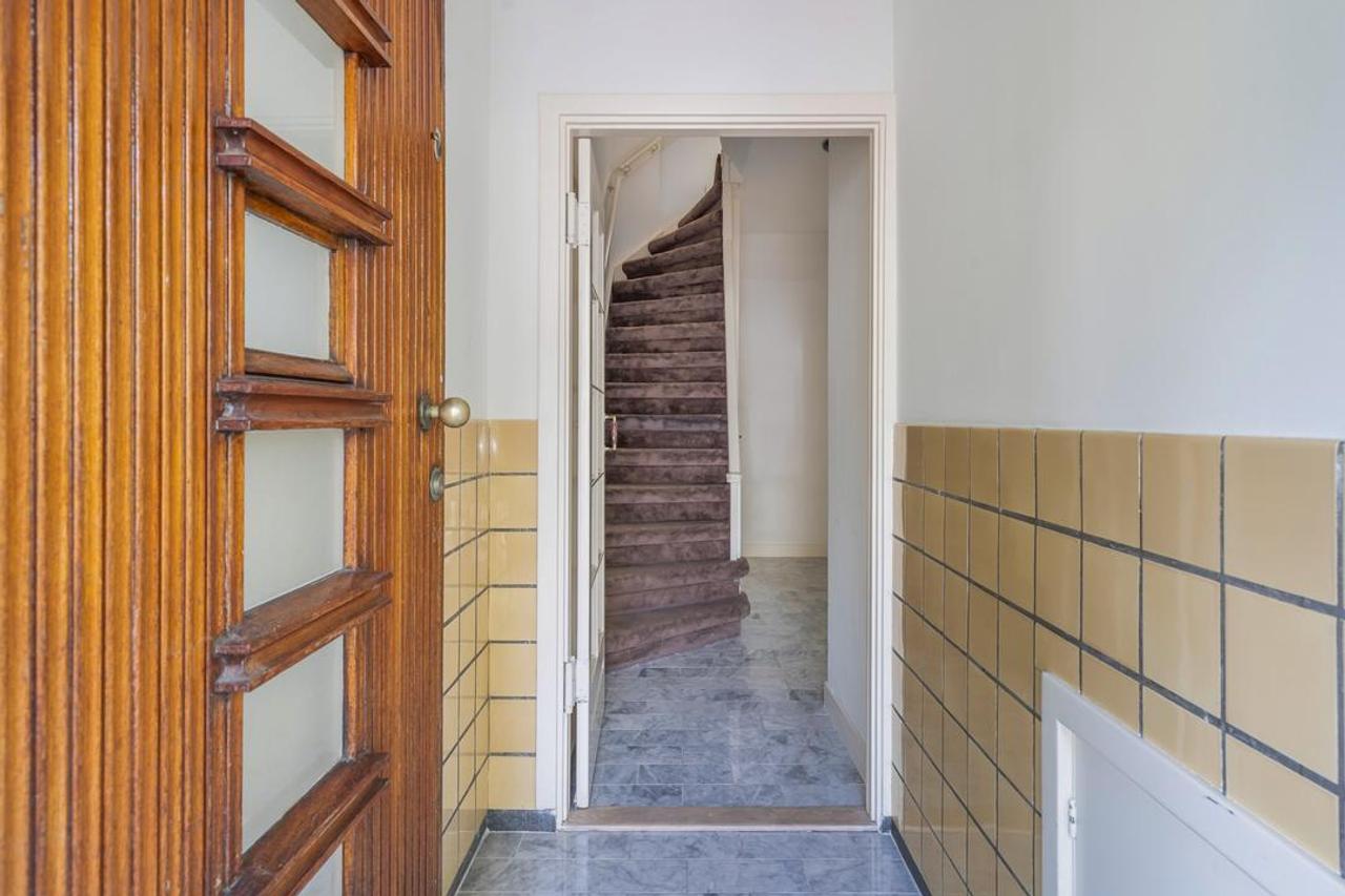 5-bedroom townhouse with garden backing onto park - Image 5