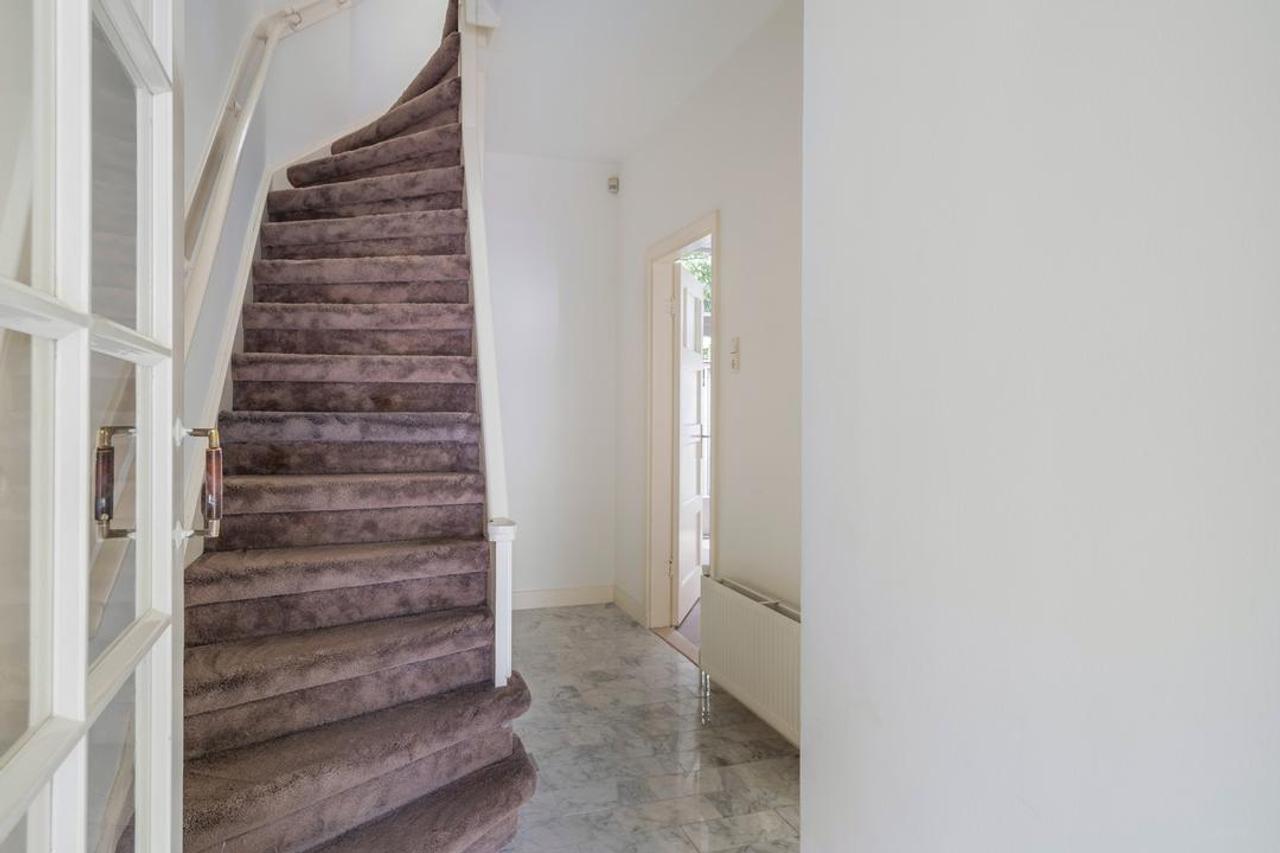 5-bedroom townhouse with garden backing onto park - Image 6