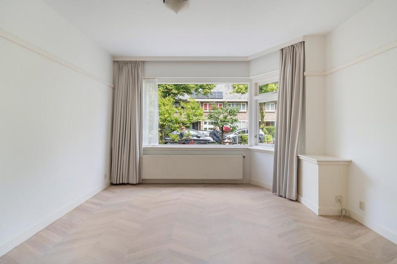5-bedroom townhouse with garden backing onto park - Image 9
