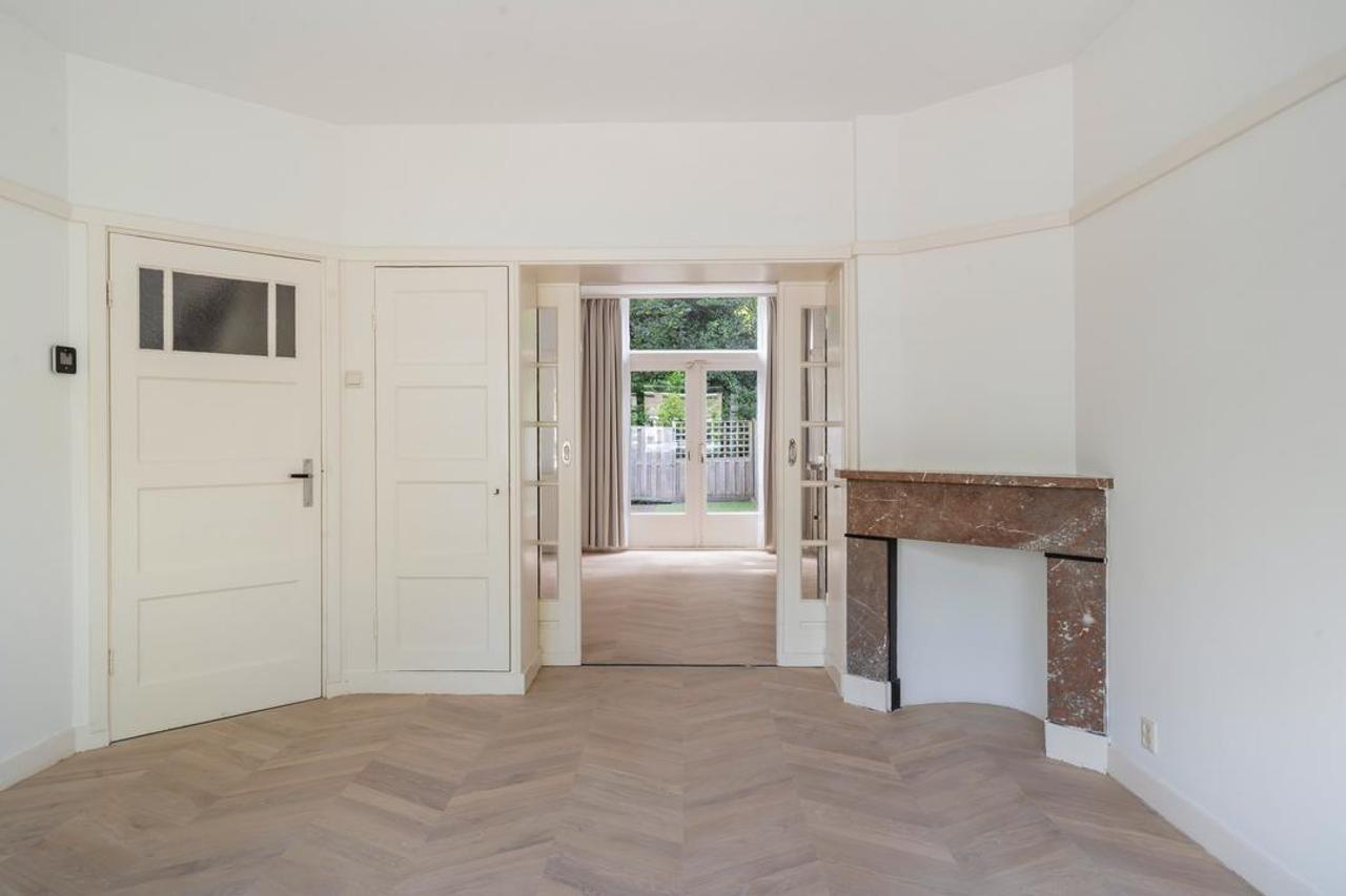 5-bedroom townhouse with garden backing onto park - Image 10