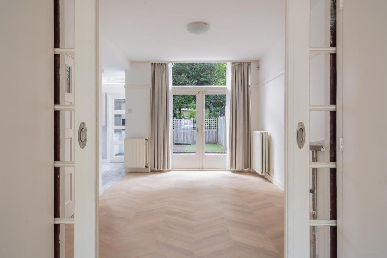 5-bedroom townhouse with garden backing onto park - Image 11