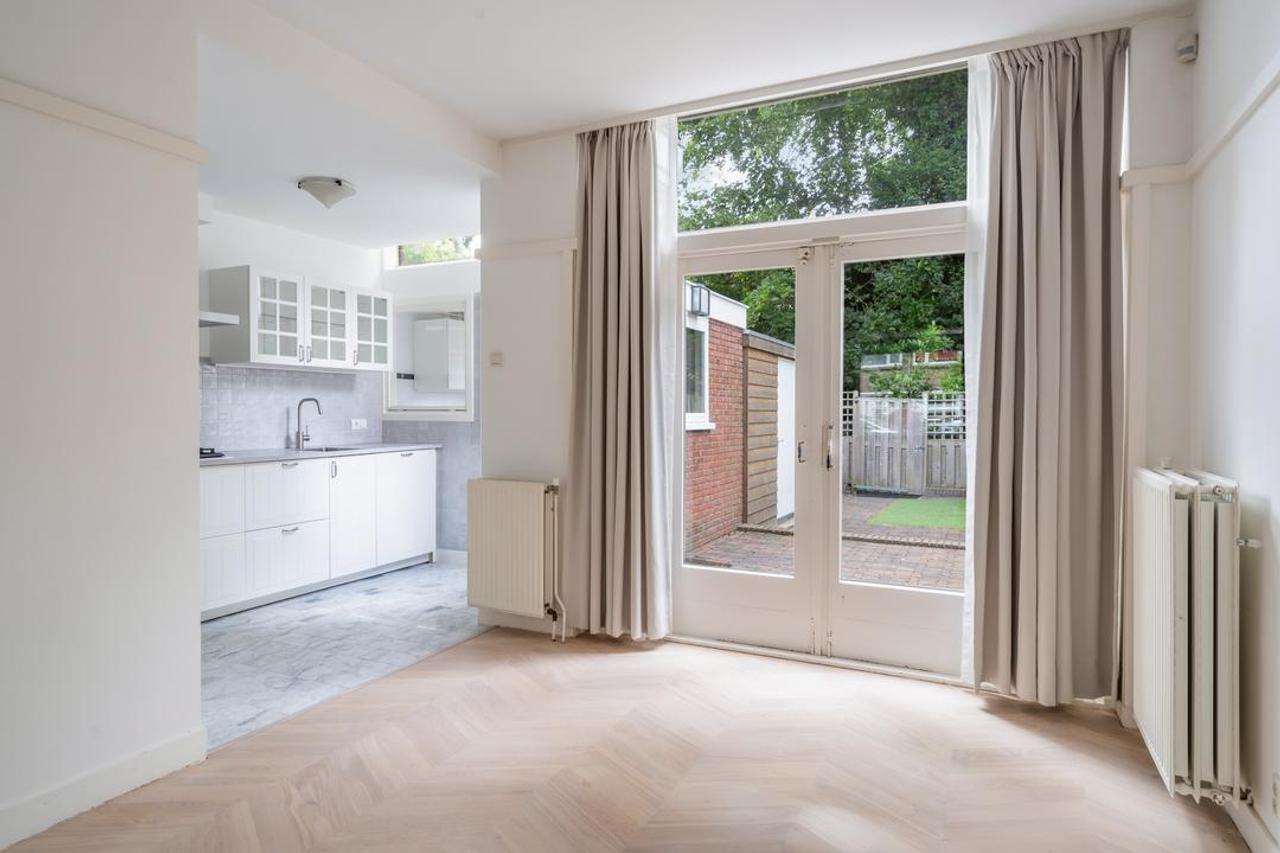5-bedroom townhouse with garden backing onto park - Image 12