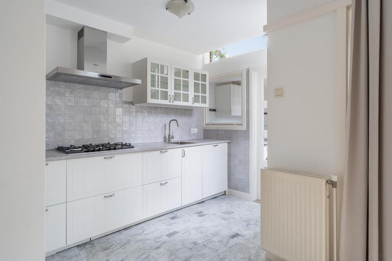 5-bedroom townhouse with garden backing onto park - Image 13
