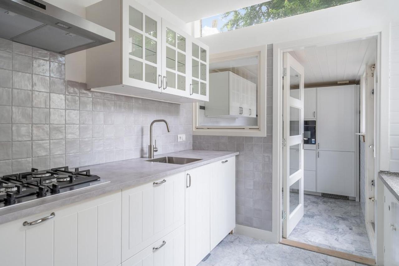 5-bedroom townhouse with garden backing onto park - Image 14