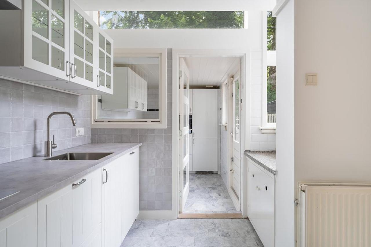 5-bedroom townhouse with garden backing onto park - Image 15