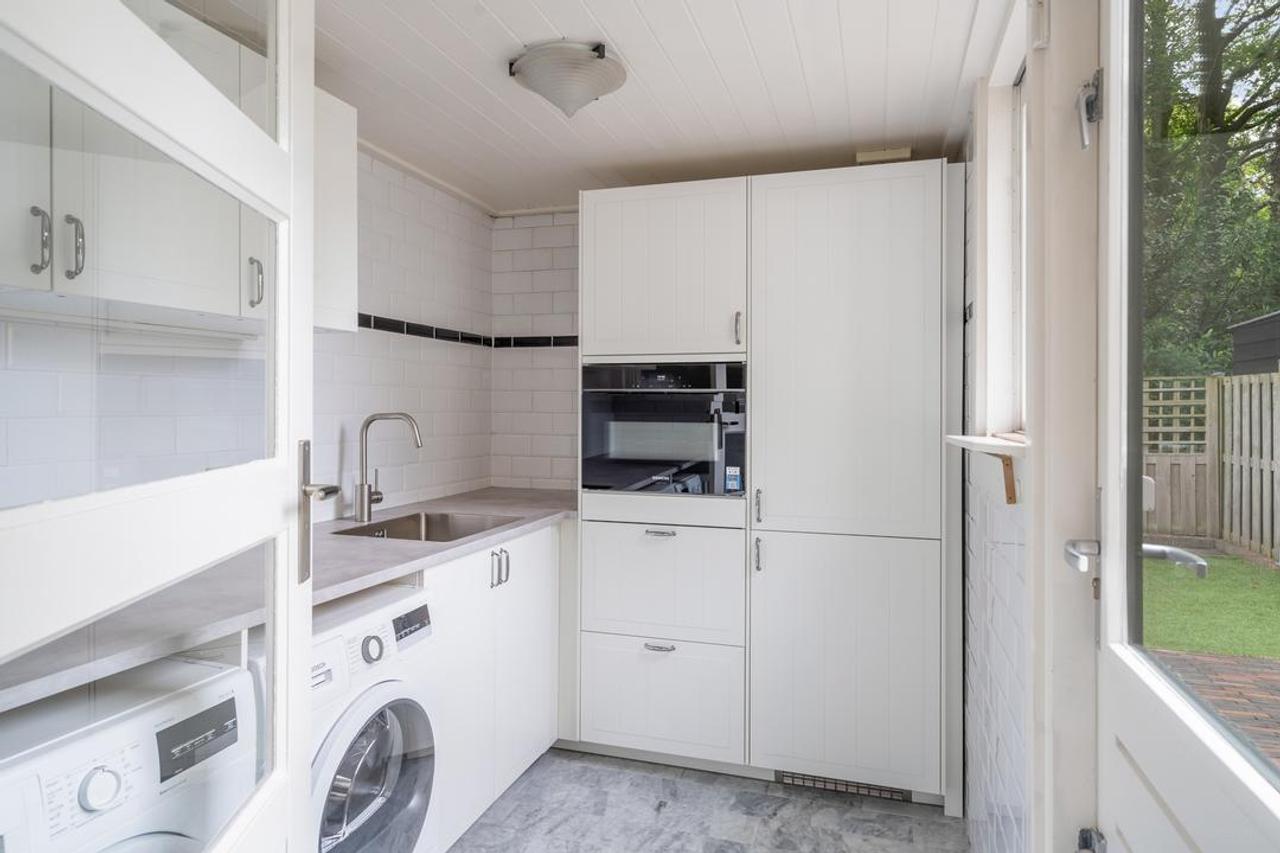 5-bedroom townhouse with garden backing onto park - Image 16