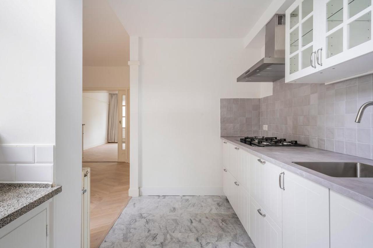 5-bedroom townhouse with garden backing onto park - Image 18
