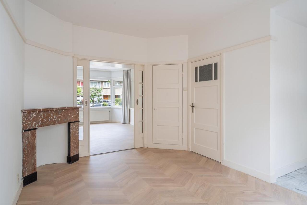 5-bedroom townhouse with garden backing onto park - Image 19