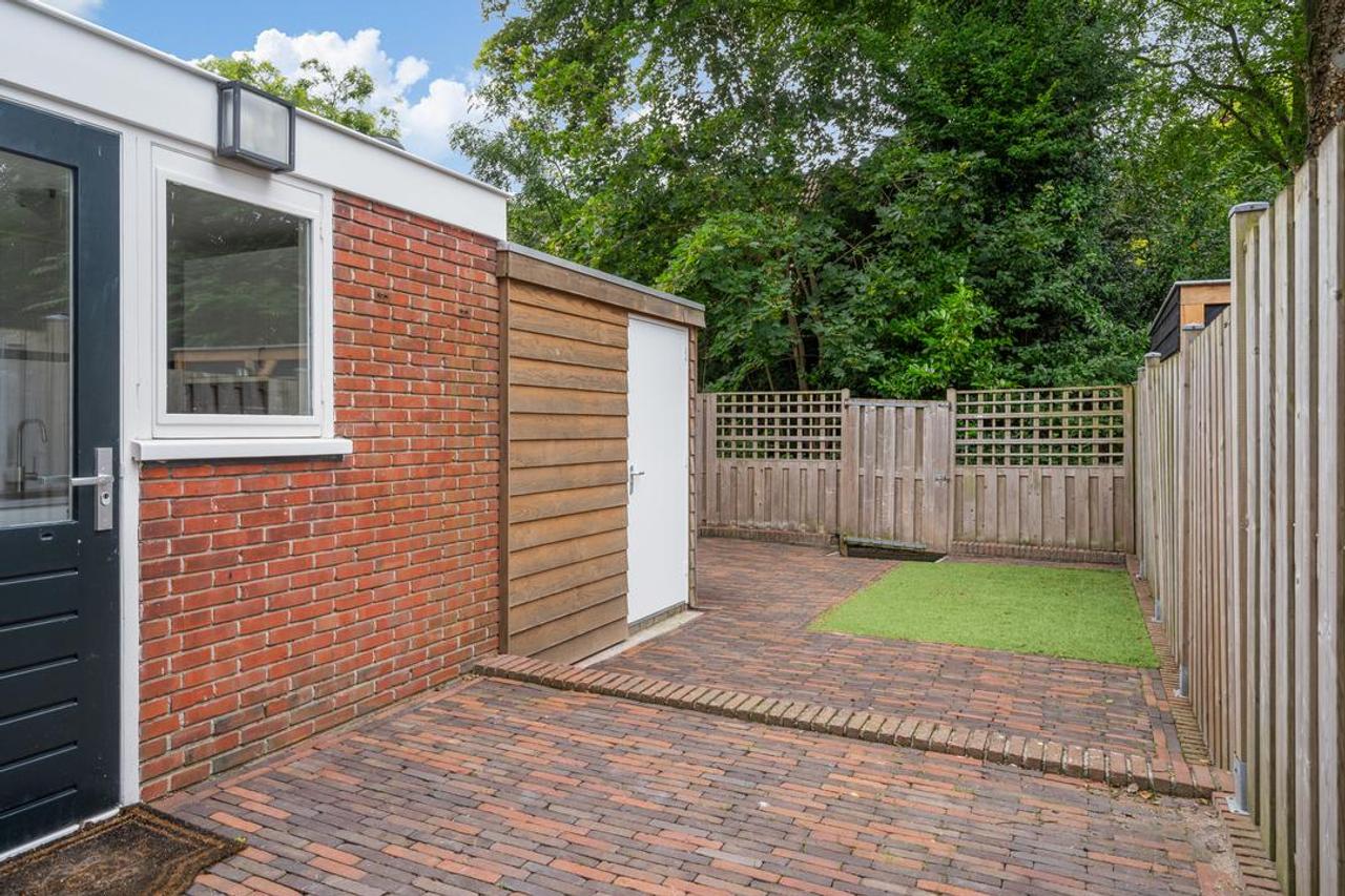 5-bedroom townhouse with garden backing onto park - Image 20