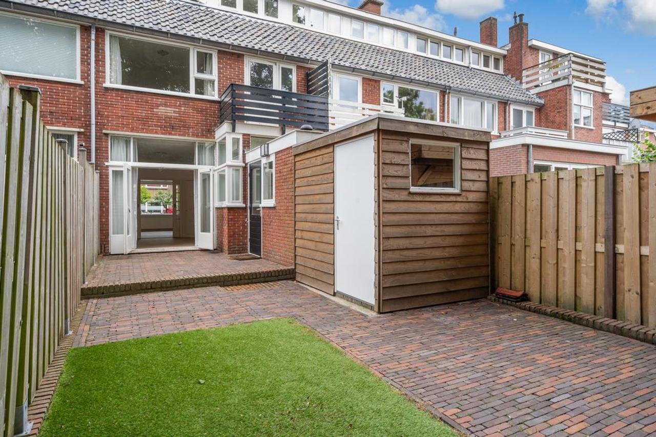 5-bedroom townhouse with garden backing onto park - Image 21