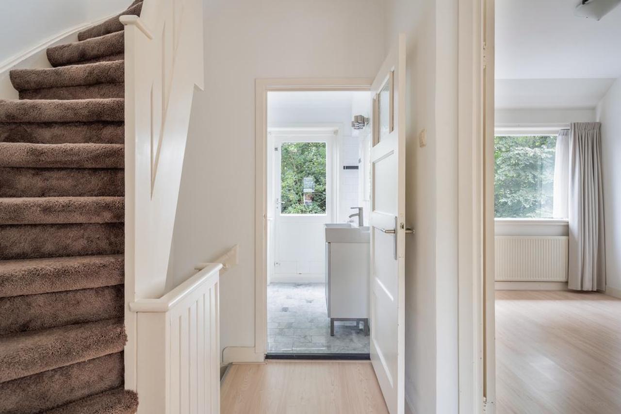 5-bedroom townhouse with garden backing onto park - Image 22