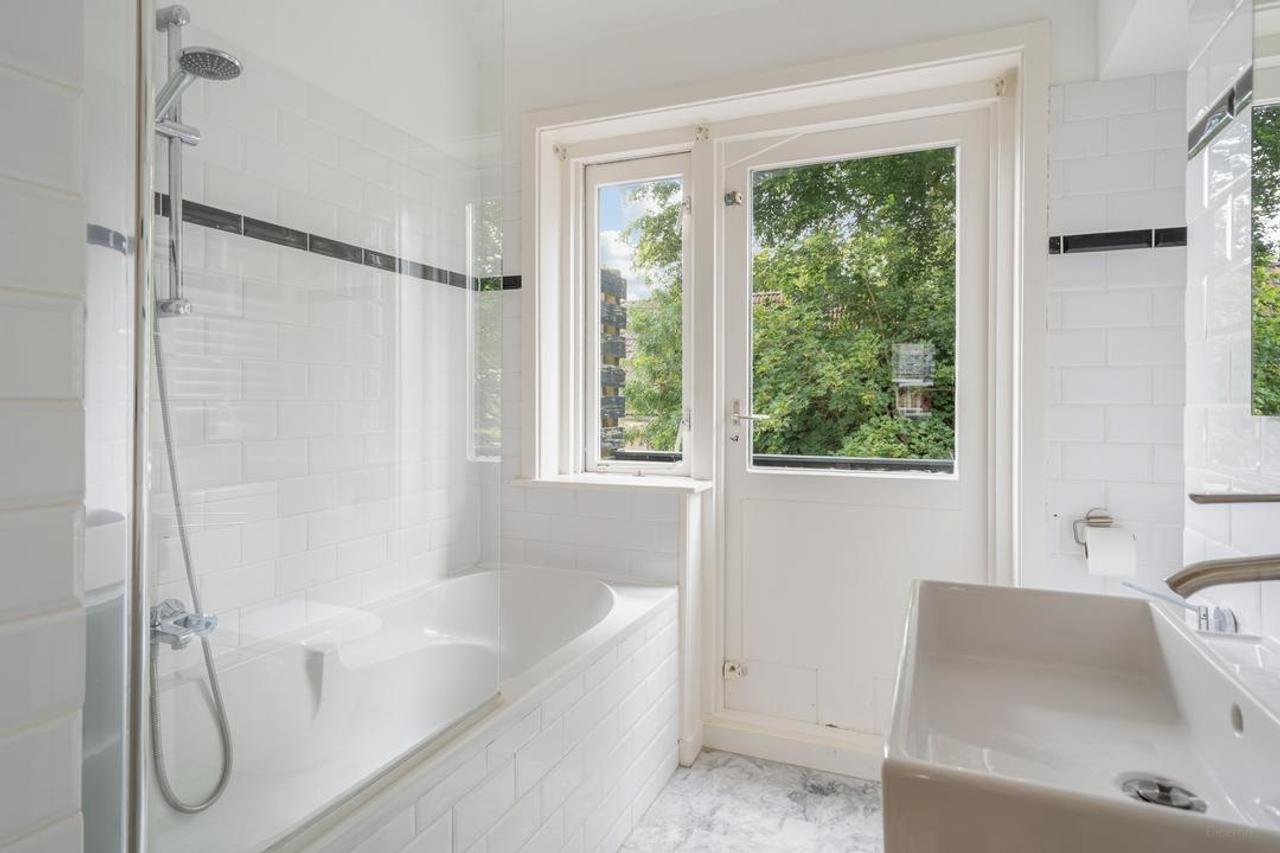 5-bedroom townhouse with garden backing onto park - Image 23