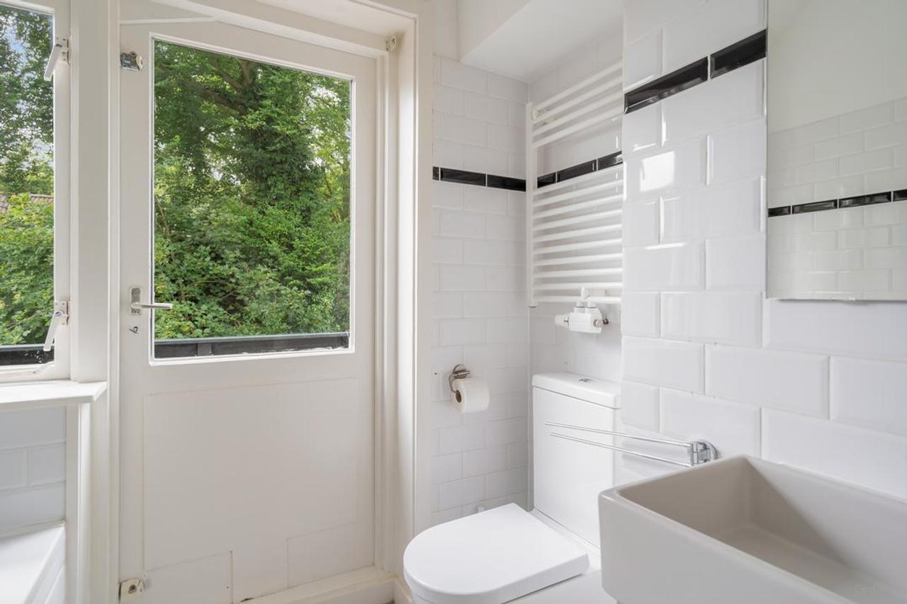 5-bedroom townhouse with garden backing onto park - Image 24