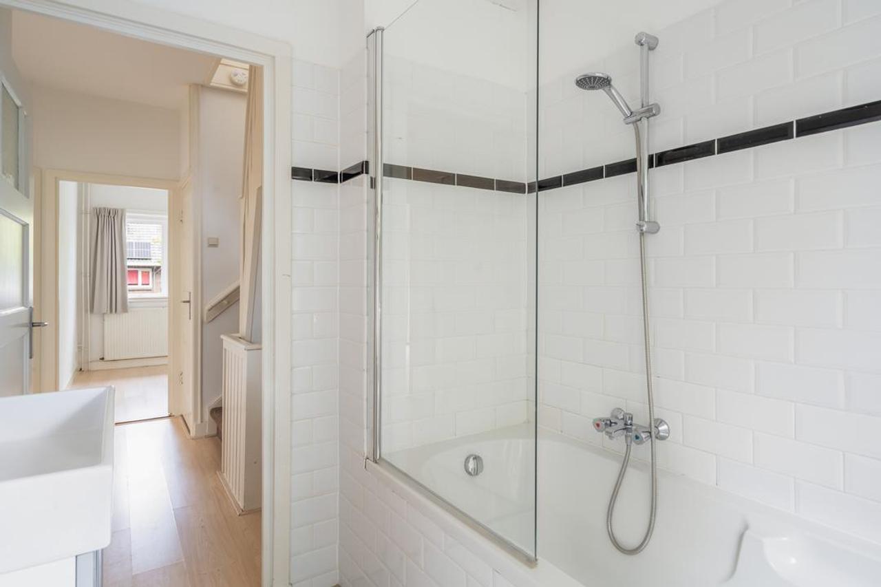 5-bedroom townhouse with garden backing onto park - Image 25