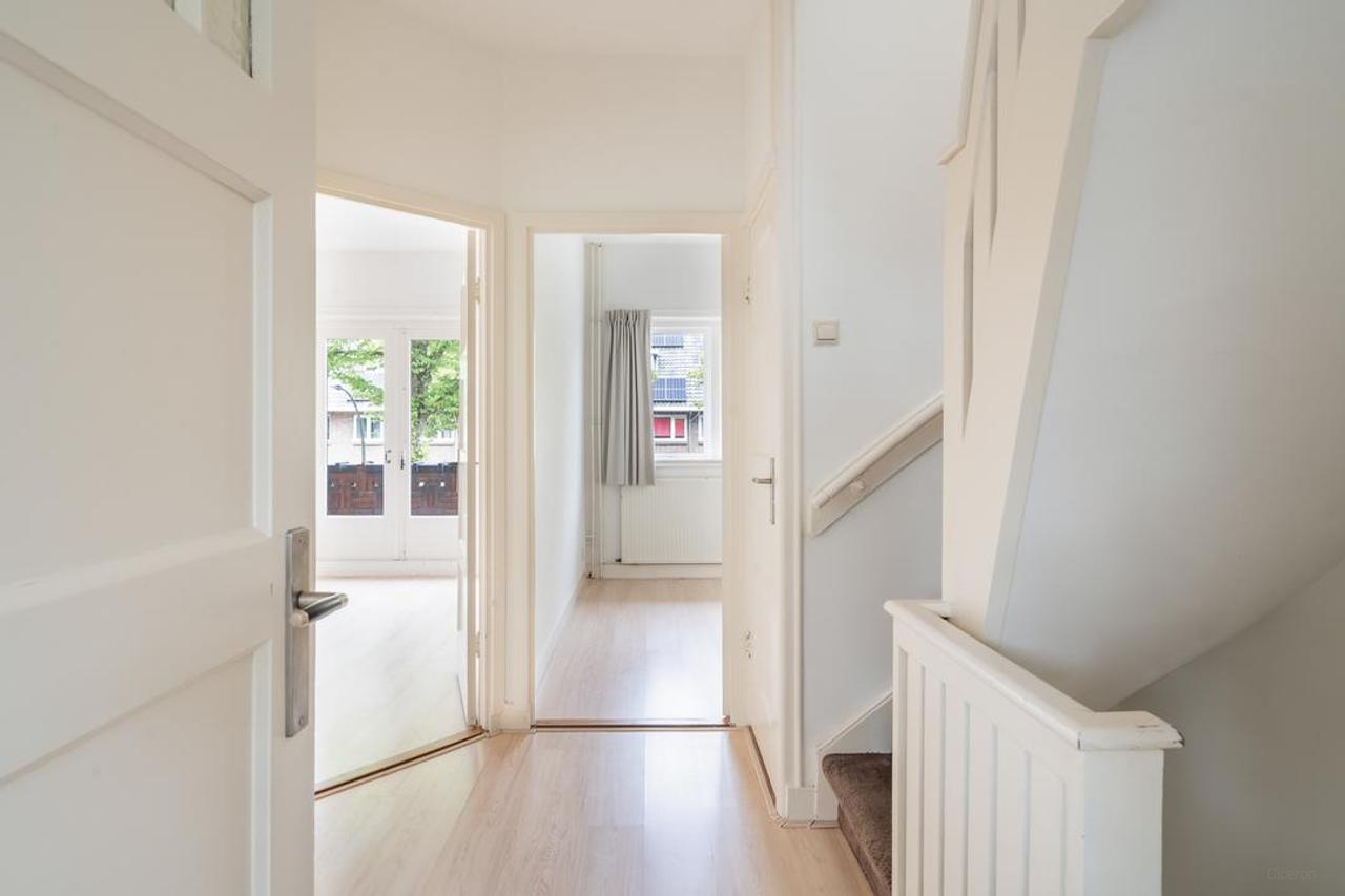 5-bedroom townhouse with garden backing onto park - Image 26