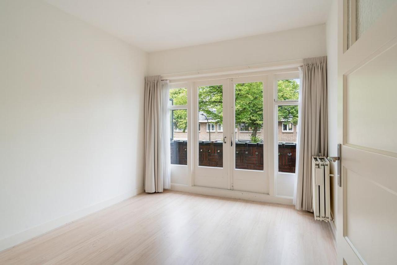 5-bedroom townhouse with garden backing onto park - Image 27