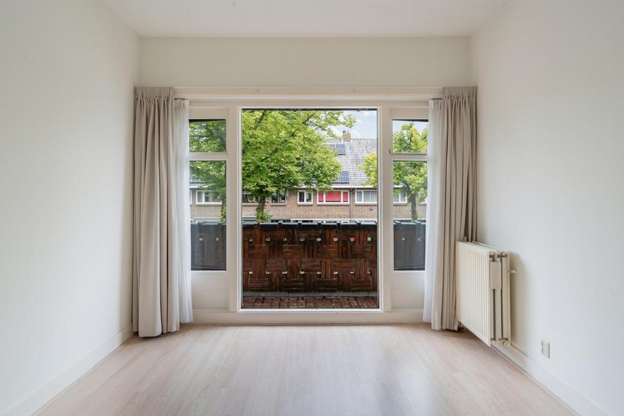 5-bedroom townhouse with garden backing onto park - Image 28