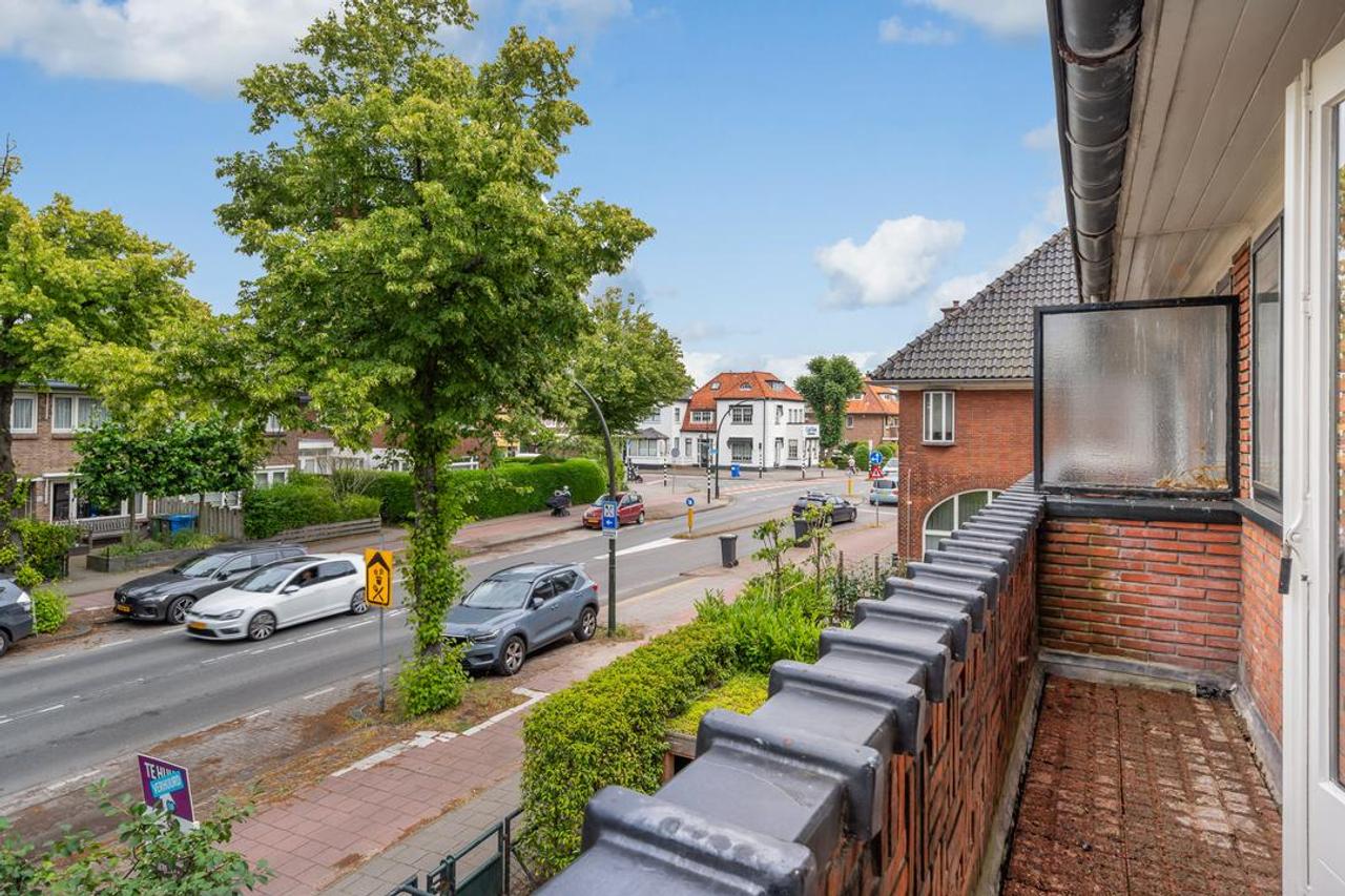 5-bedroom townhouse with garden backing onto park - Image 29