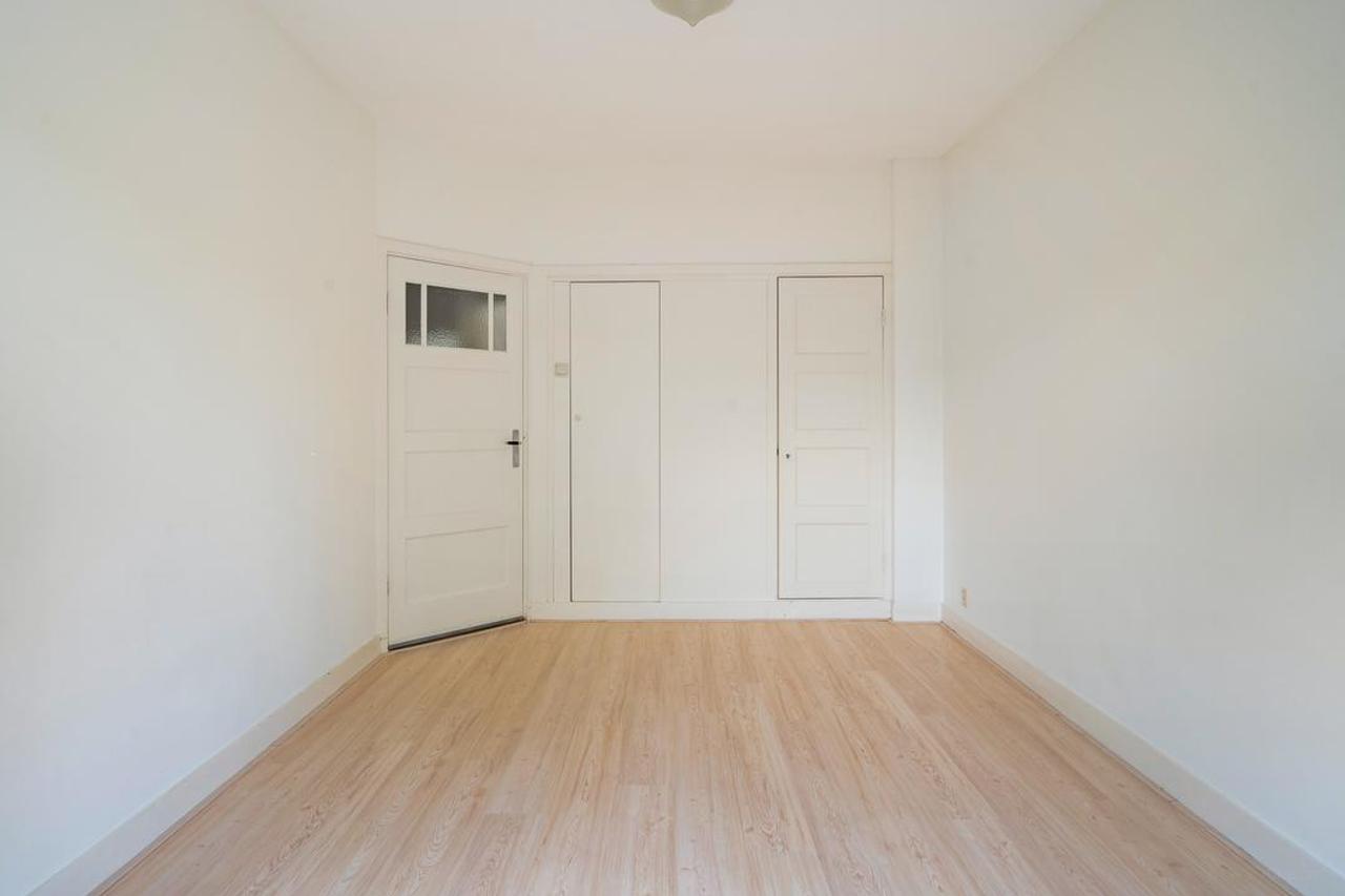 5-bedroom townhouse with garden backing onto park - Image 30
