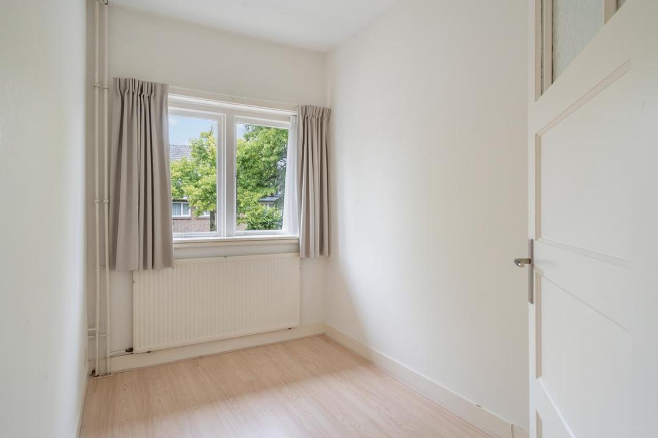 5-bedroom townhouse with garden backing onto park - Image 31
