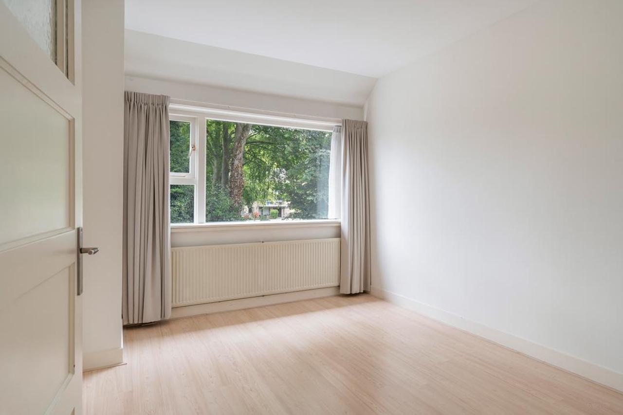 5-bedroom townhouse with garden backing onto park - Image 32