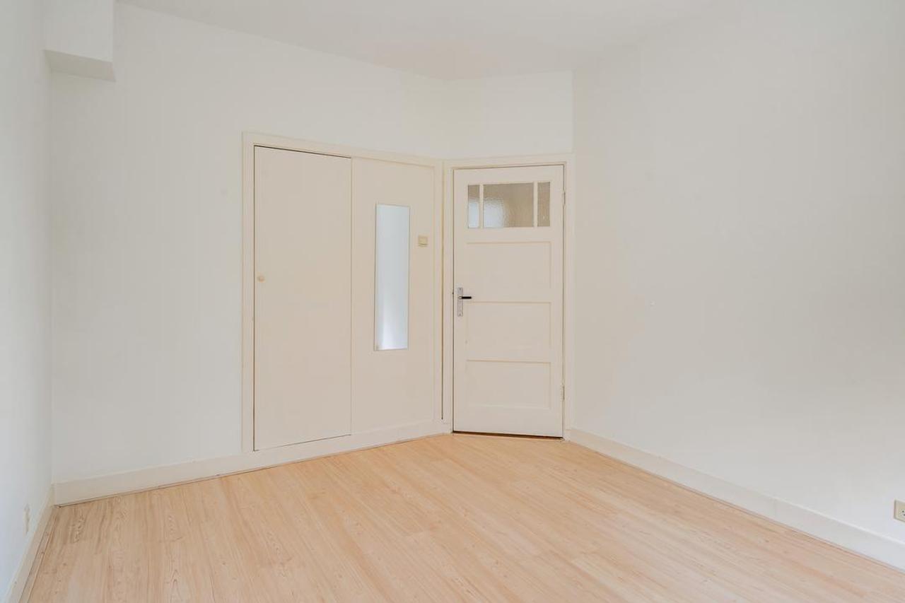 5-bedroom townhouse with garden backing onto park - Image 33