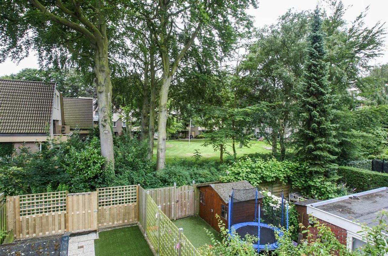 5-bedroom townhouse with garden backing onto park - Image 34