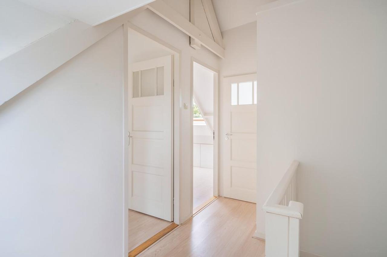 5-bedroom townhouse with garden backing onto park - Image 35