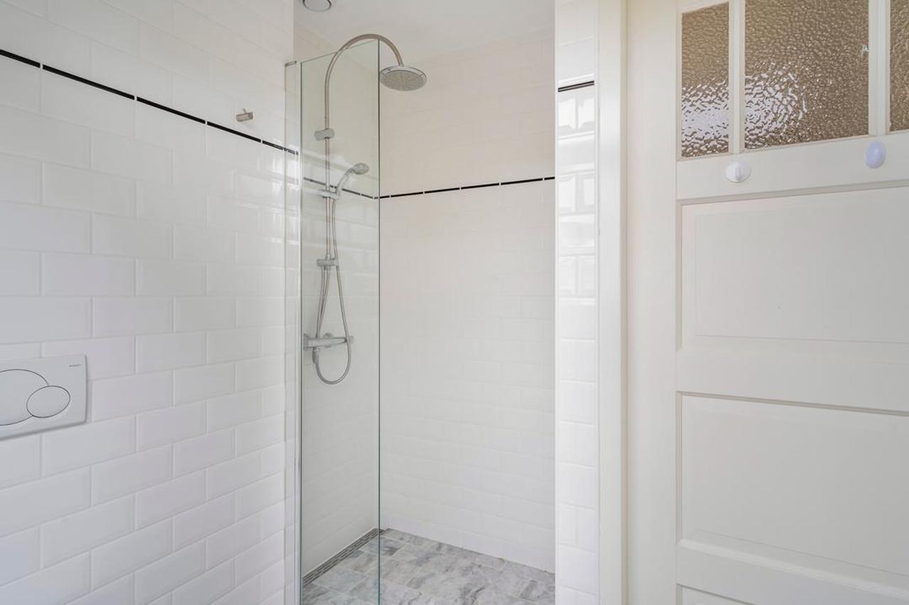 5-bedroom townhouse with garden backing onto park - Image 38