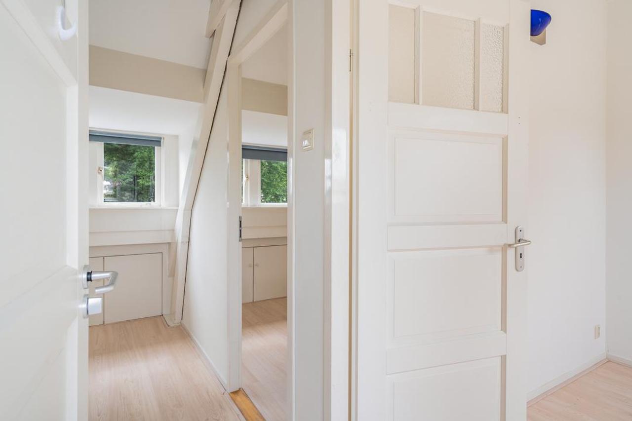 5-bedroom townhouse with garden backing onto park - Image 40