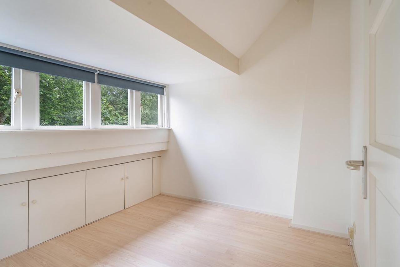 5-bedroom townhouse with garden backing onto park - Image 41