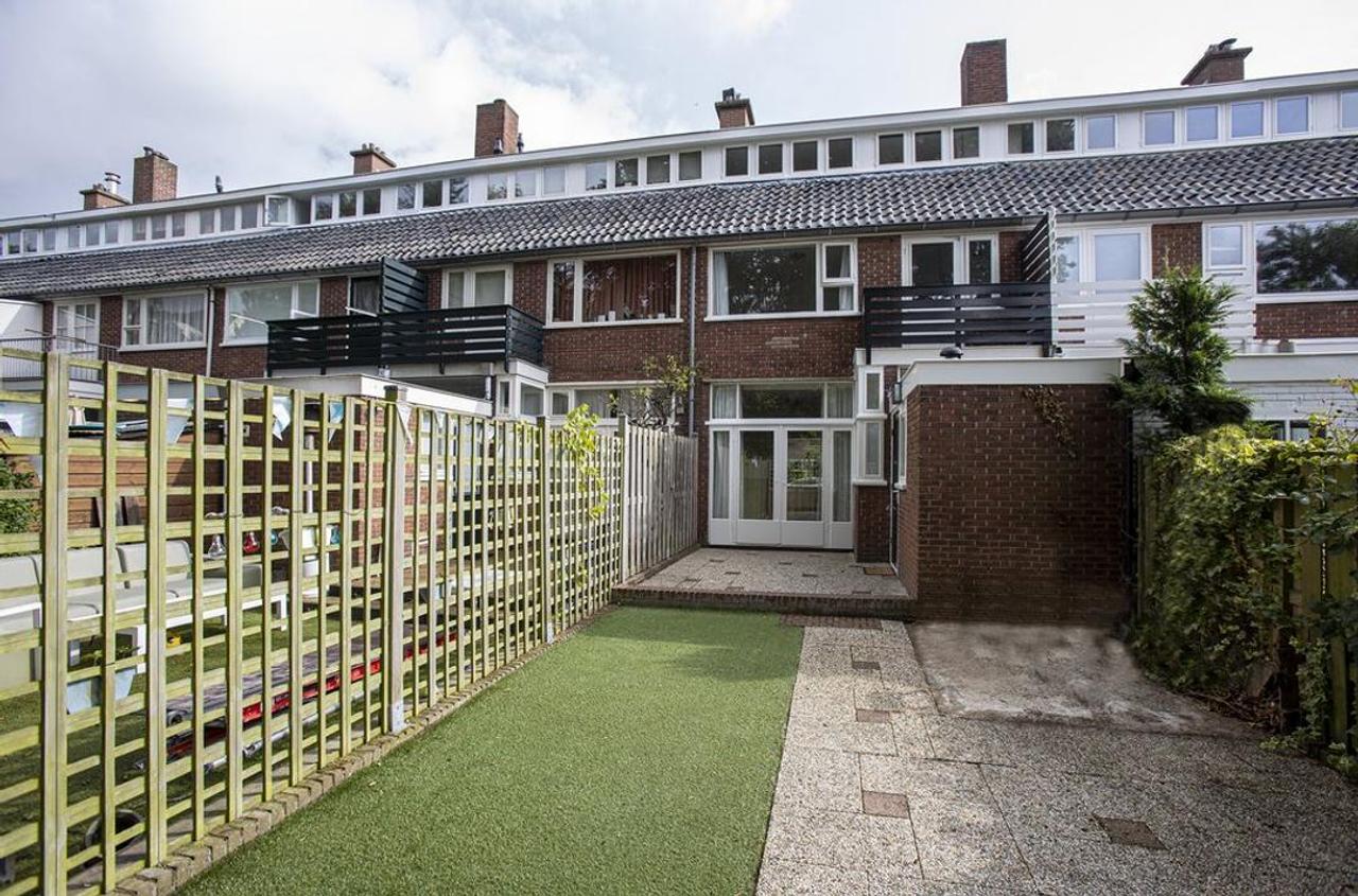 5-bedroom townhouse with garden backing onto park - Image 42