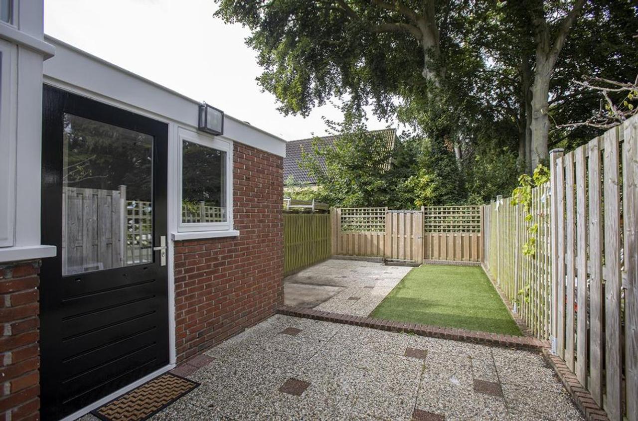 5-bedroom townhouse with garden backing onto park - Image 43