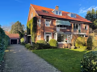 Halfvrijstaande villa met 5 slaapkamers
