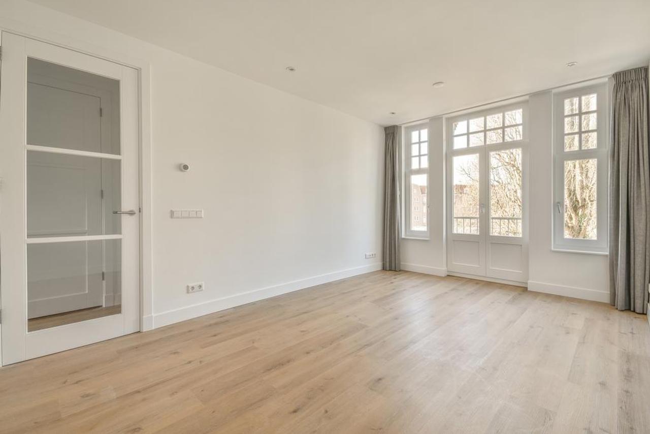 1-bedroom apartment with balcony in De Pijp - Image 2