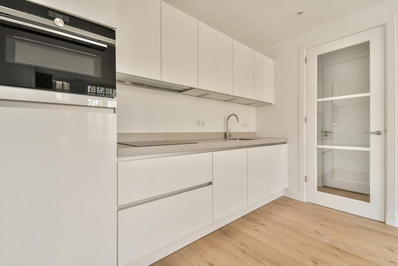 1-bedroom apartment with balcony in De Pijp - Image 3
