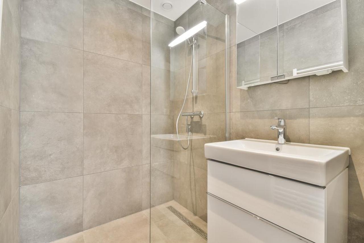 1-bedroom apartment with balcony in De Pijp - Image 4