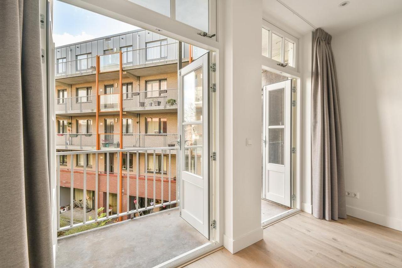 1-bedroom apartment with balcony in De Pijp - Image 5