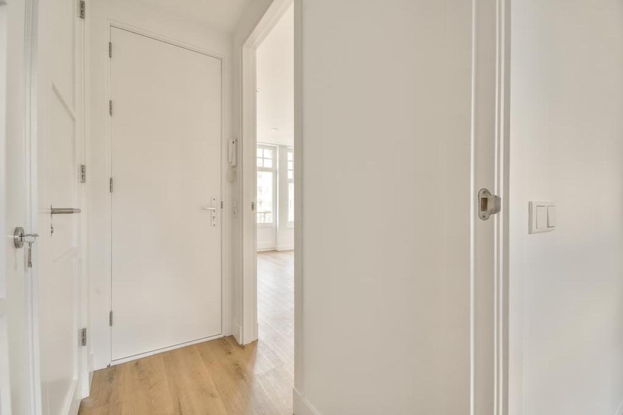 1-bedroom apartment with balcony in De Pijp - Image 8