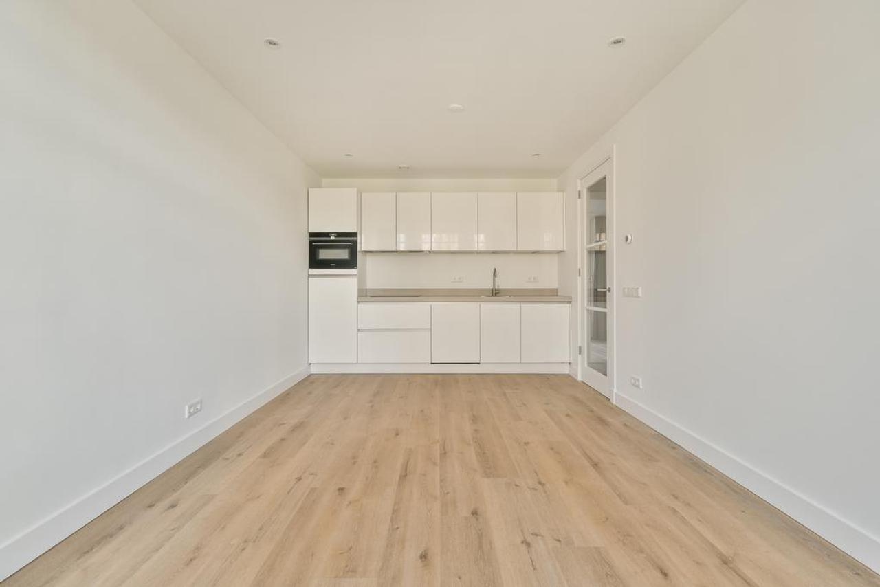 1-bedroom apartment with balcony in De Pijp - Image 9