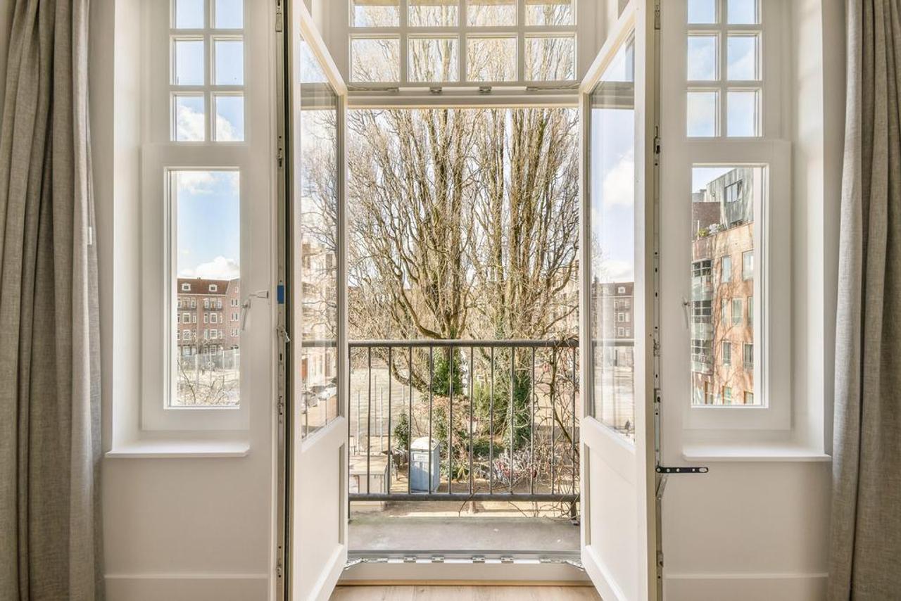1-bedroom apartment with balcony in De Pijp - Image 11
