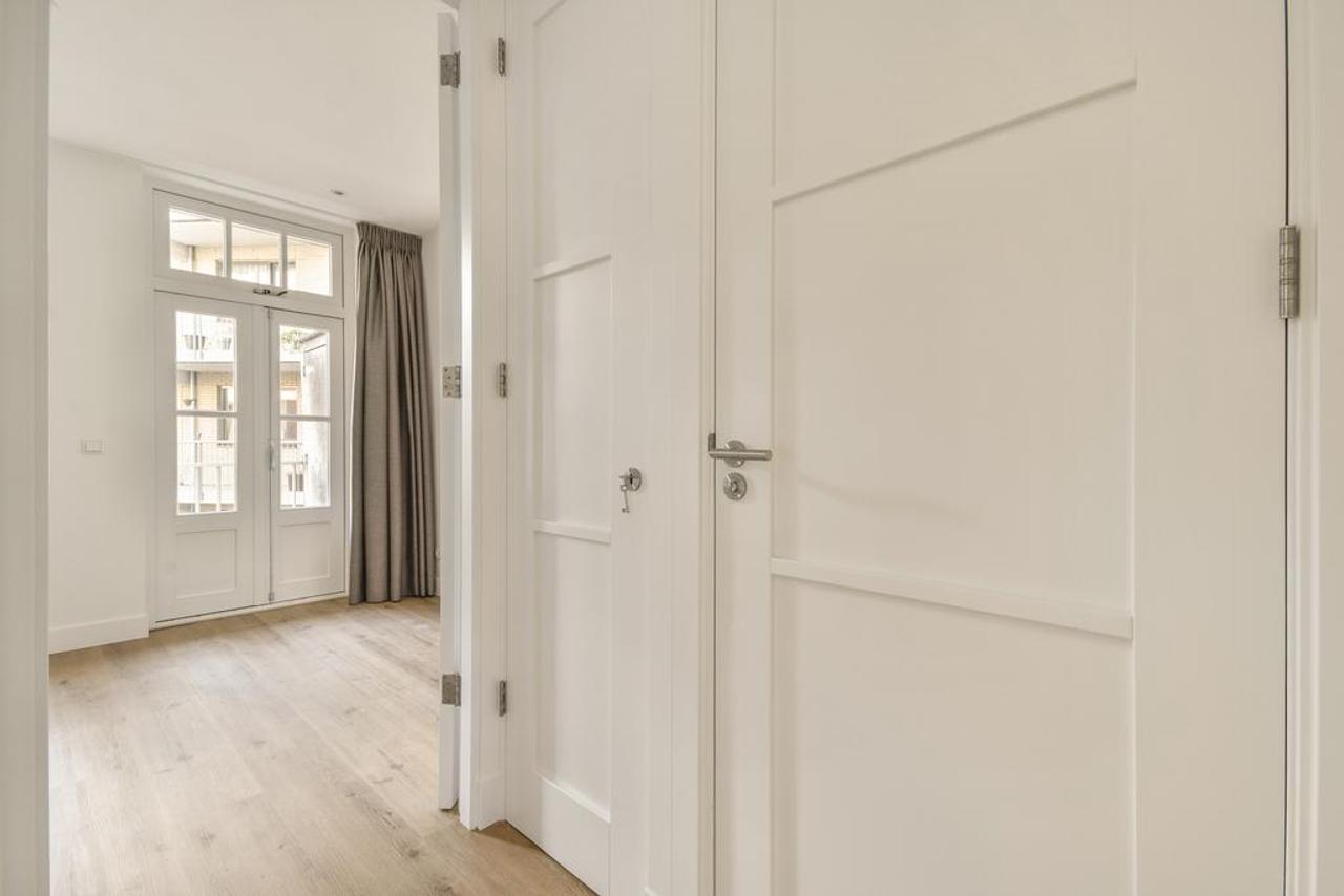 1-bedroom apartment with balcony in De Pijp - Image 13