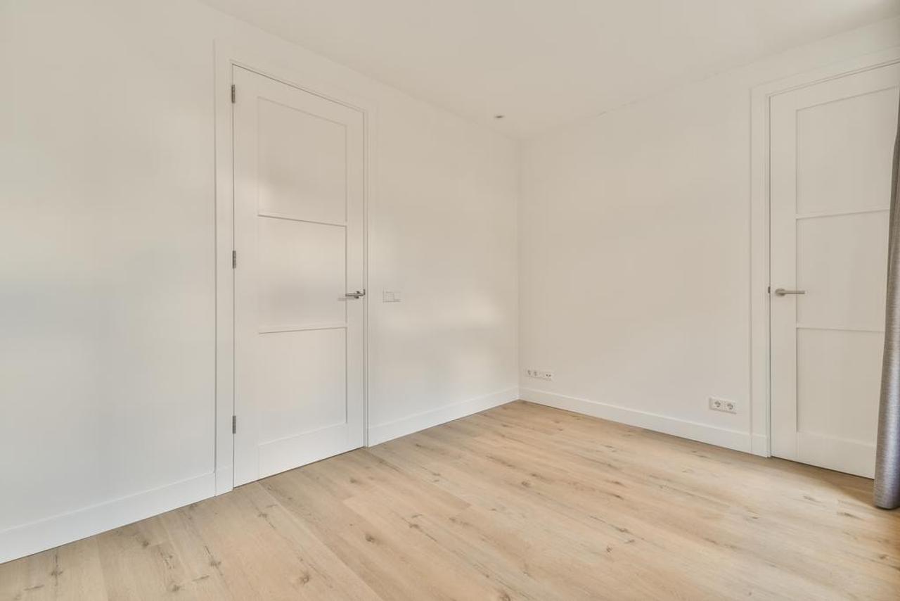 1-bedroom apartment with balcony in De Pijp - Image 15