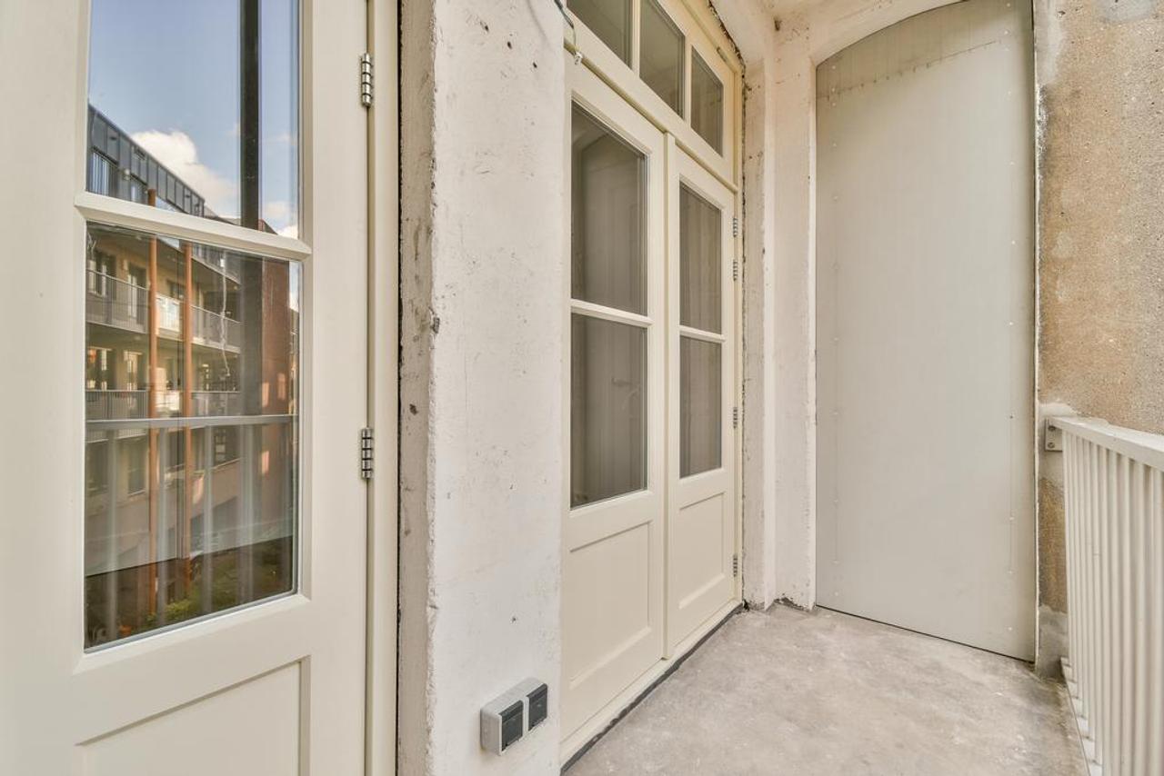 1-bedroom apartment with balcony in De Pijp - Image 17