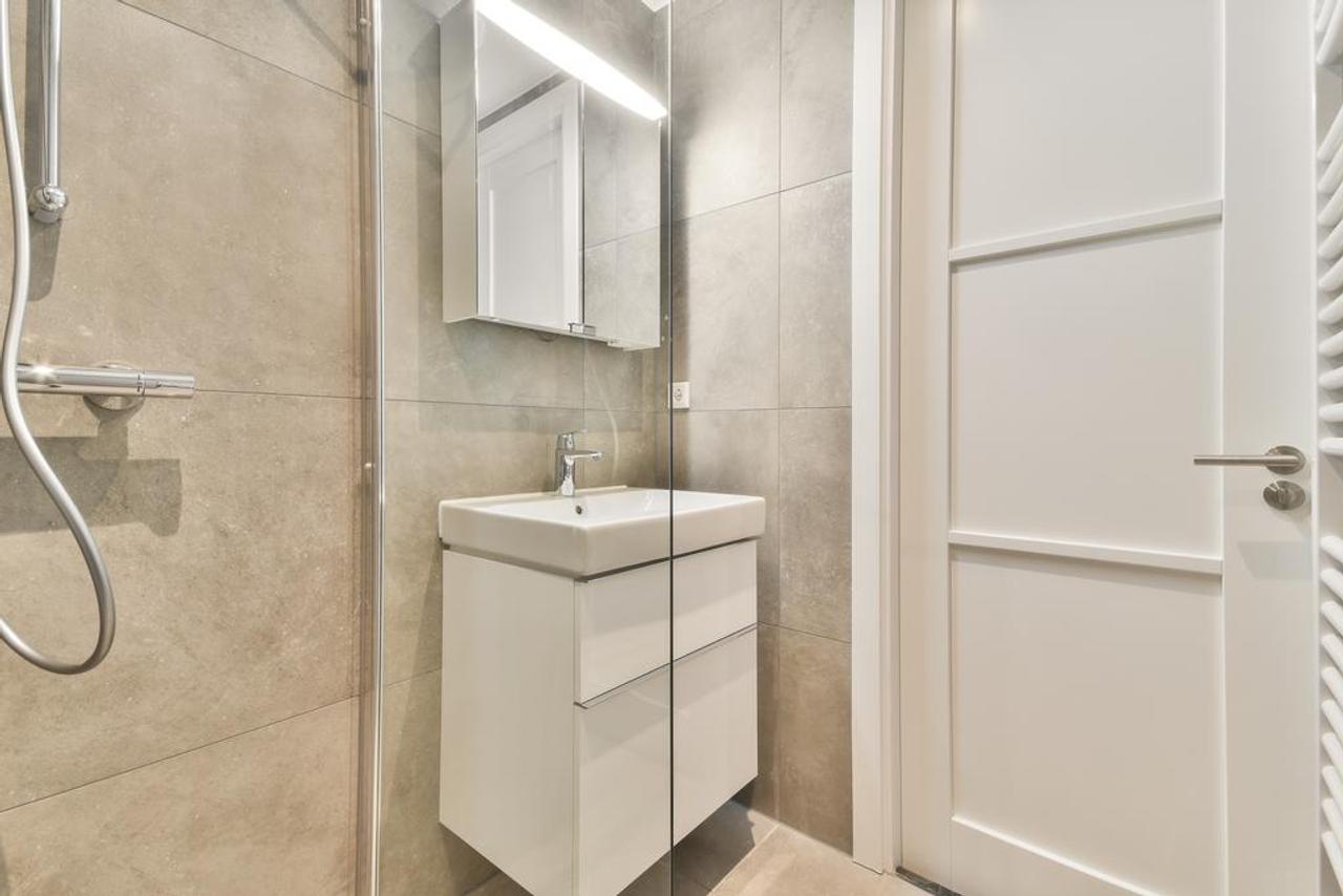 1-bedroom apartment with balcony in De Pijp - Image 18