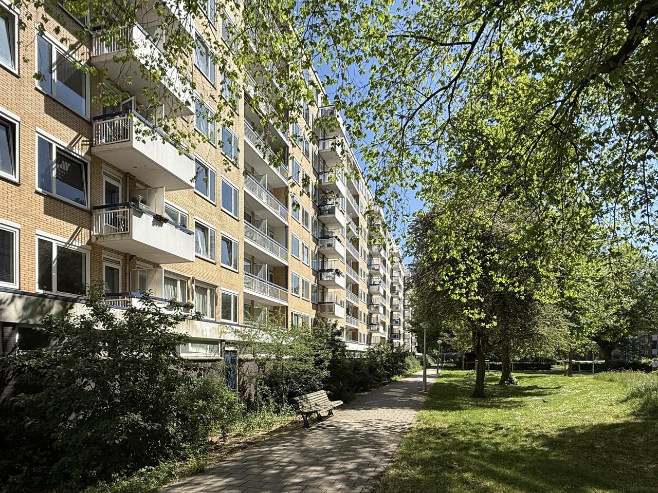 Bright 3-room apartment with 2 balconies - Image 2