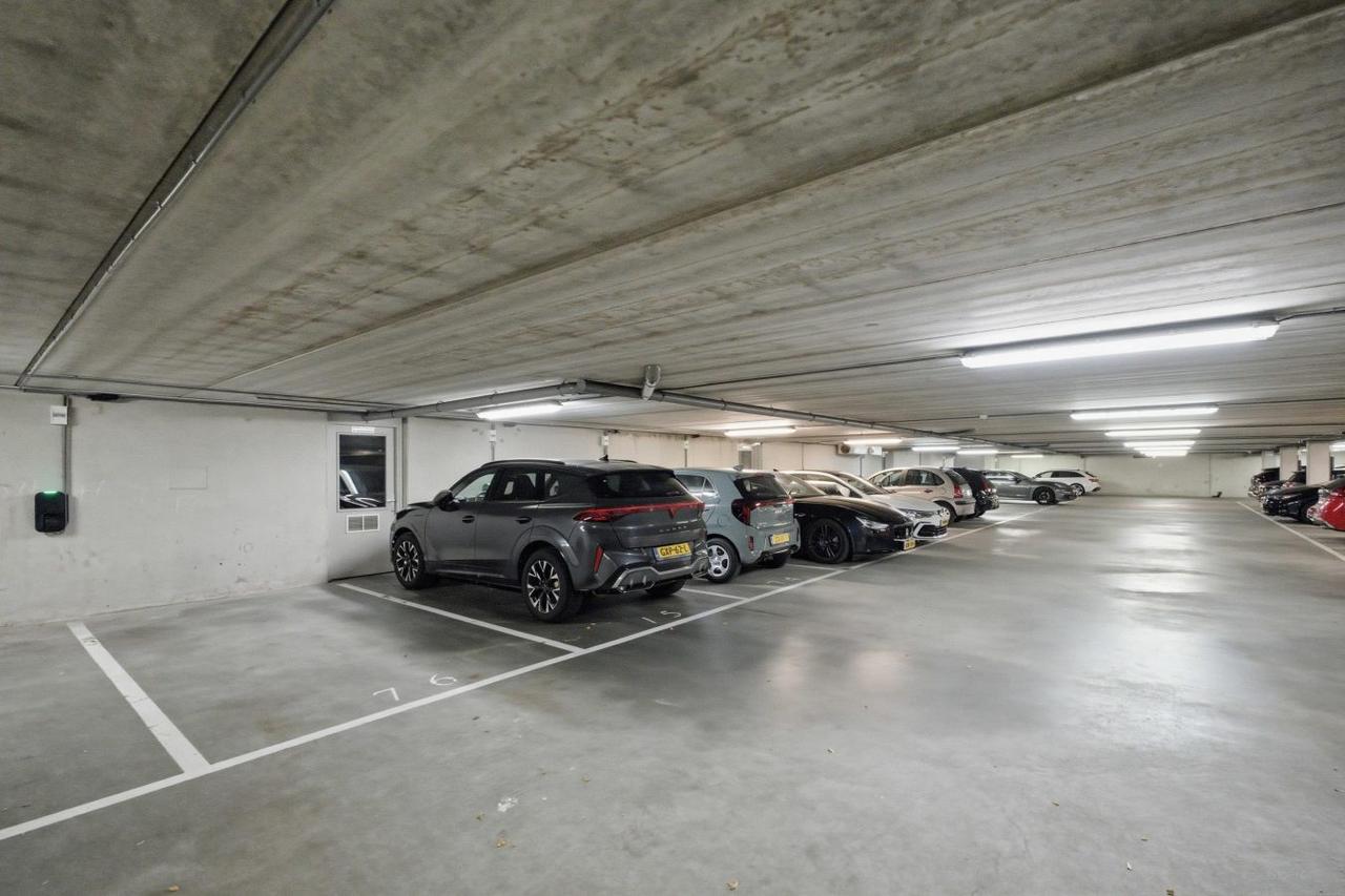 Apartment in Haarlemmerbuurt available immediately - Image 39