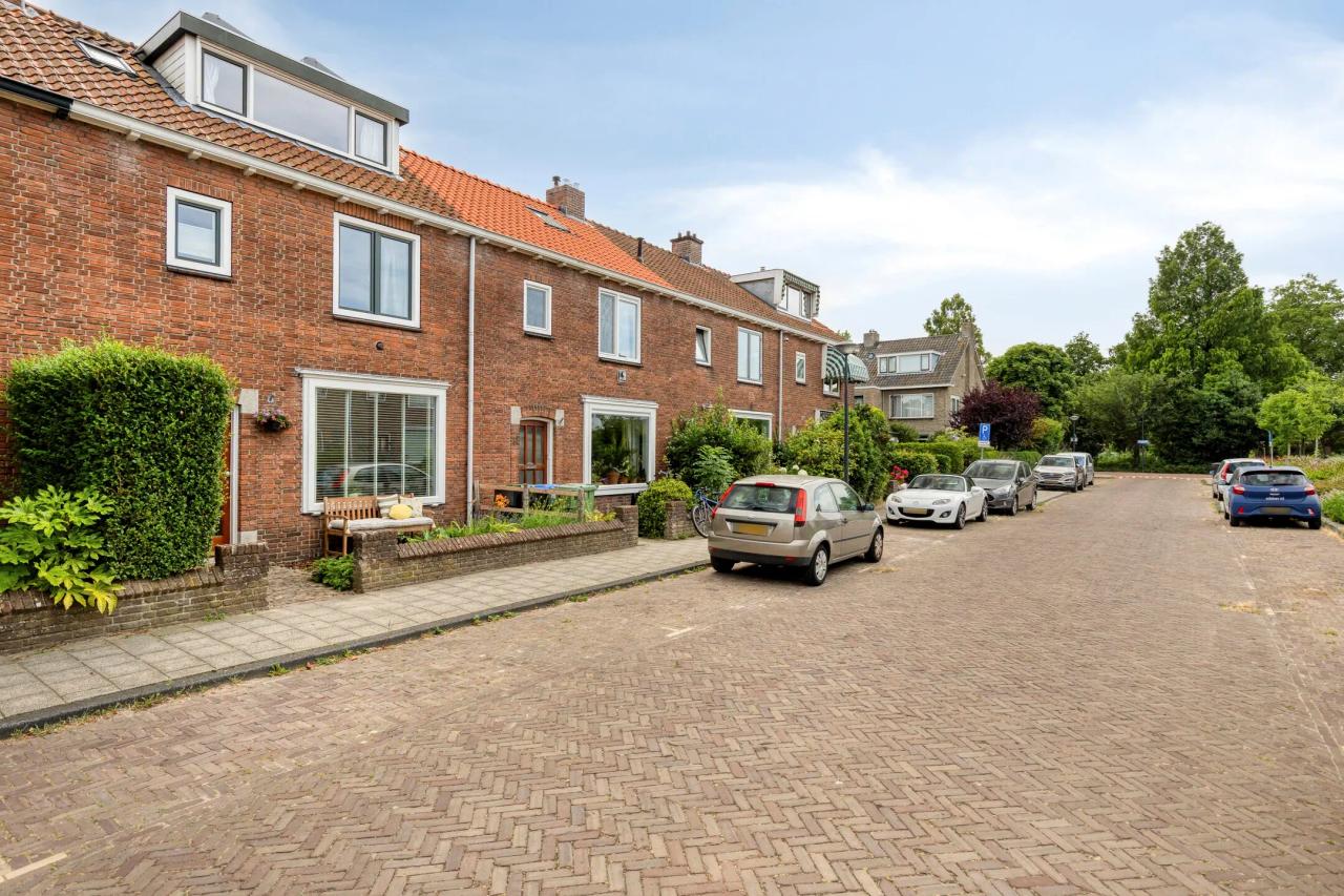 Terraced house with garden in Professorenwijk - Image 1
